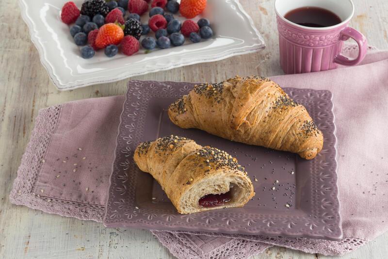 Croissant with seeds red fruits and elder flower 90g