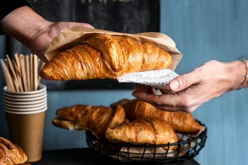 Plně dopečený croissant - máslový