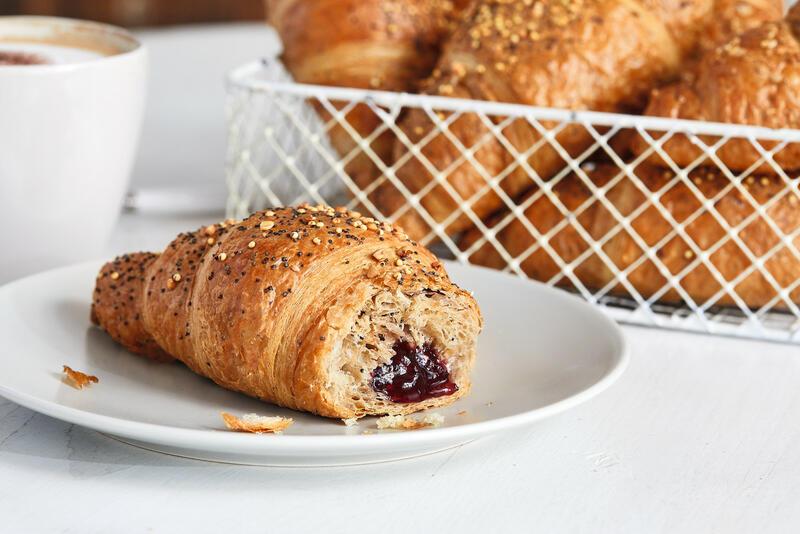 Croissant with seeds red fruits and elder flower 90g